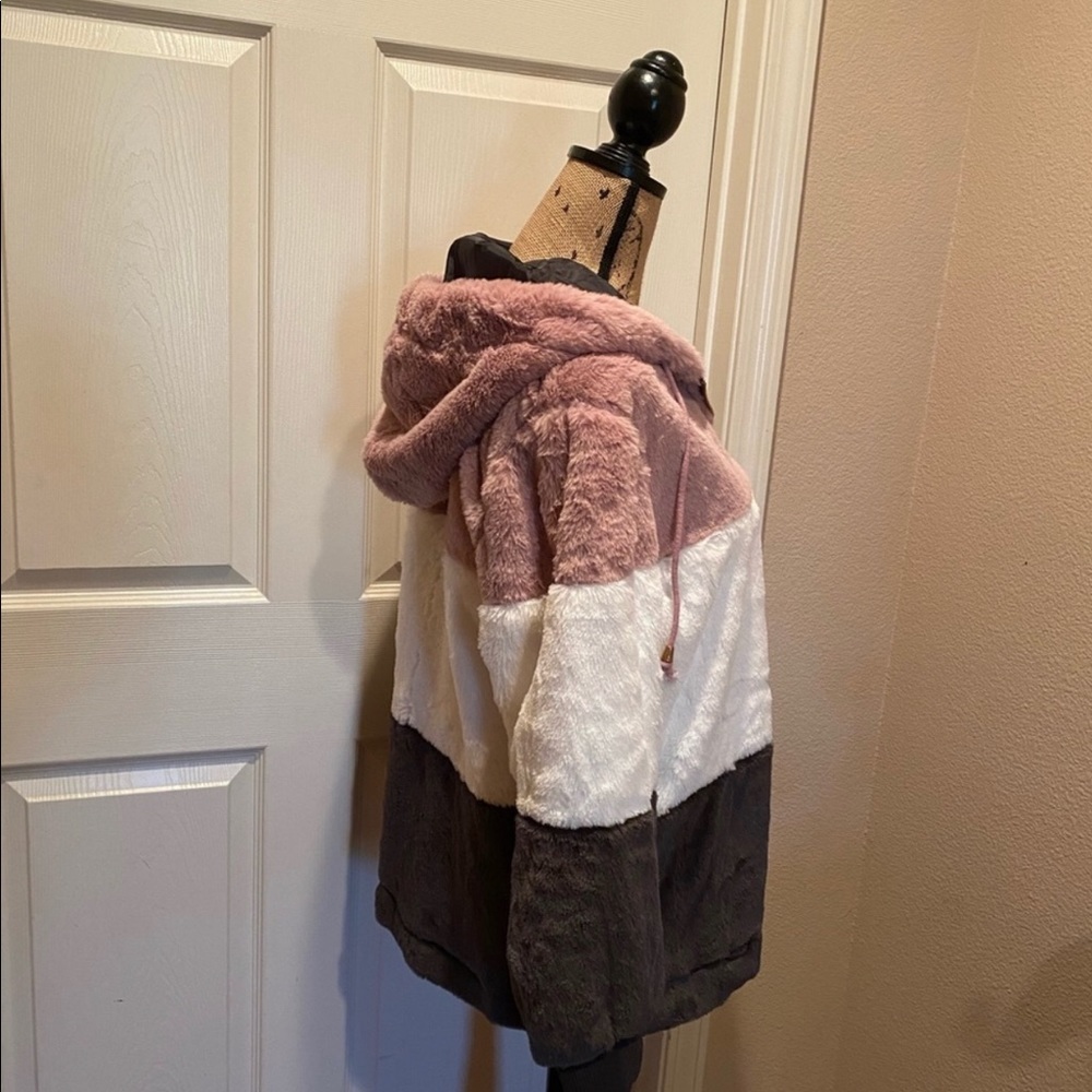 Long sleeve color block jacket with pullover hood. - Picture 2 of 4